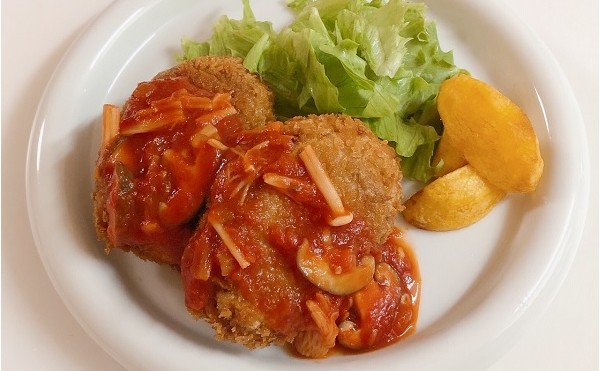 オリジナルレシピ募集企画作品　「豊西牛ハンバーグのメンチカツトマトソースかけ」　K.N.様作