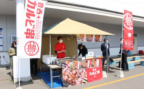 毎週土曜日は帯広地方卸売市場の食品関連総合センター前で実演販売します