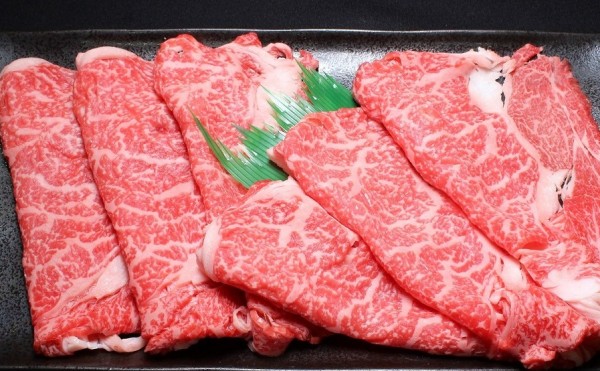 交雑牛肩ロースすき焼き用数量限定で販売中