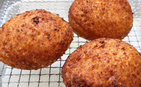 ７月３日（土）トヨニシファーム店頭直売会にて「ベーカリーズキッチンｏｈａｎａ」の豊西牛カレーパンを販売開始