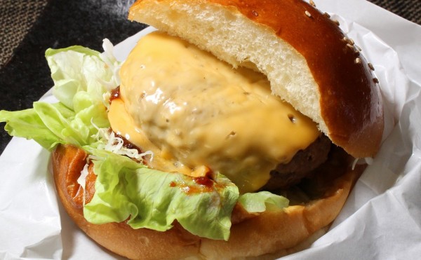 麦音で販売中！豊西牛チーズバーガー、カルビドック、レバーパテサンド
