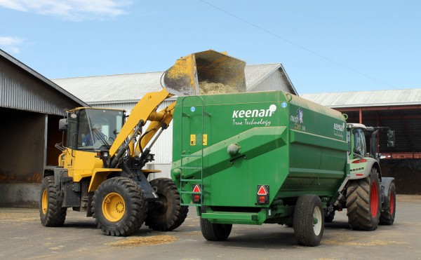 飼料の積み込み