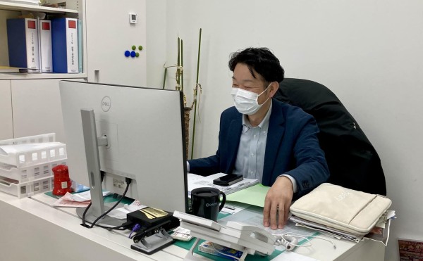 デスクワークの小倉専務